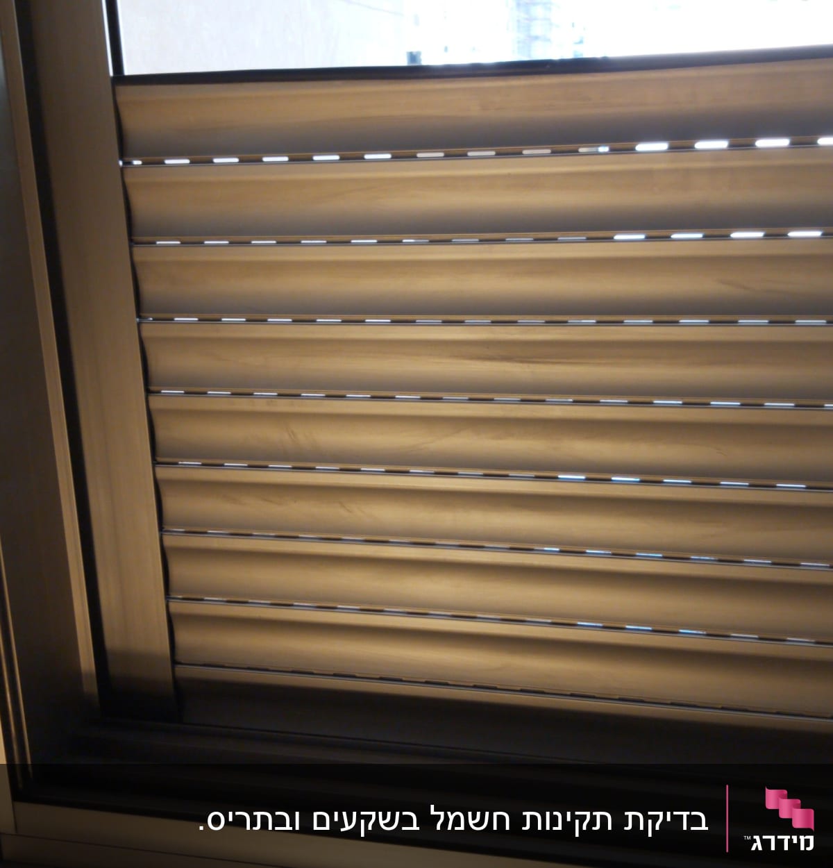 תריסים מתכתיים סגורים בחלון